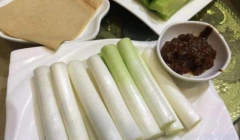 厨房常见调味品大葱的功效汇总，不同部分的功效和用法要知道