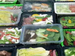 爸爸每周给29岁女儿备好一周饭菜 担心点外卖不健康